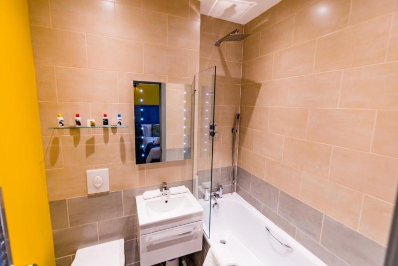 Stonecross Manor Hotel 4*
