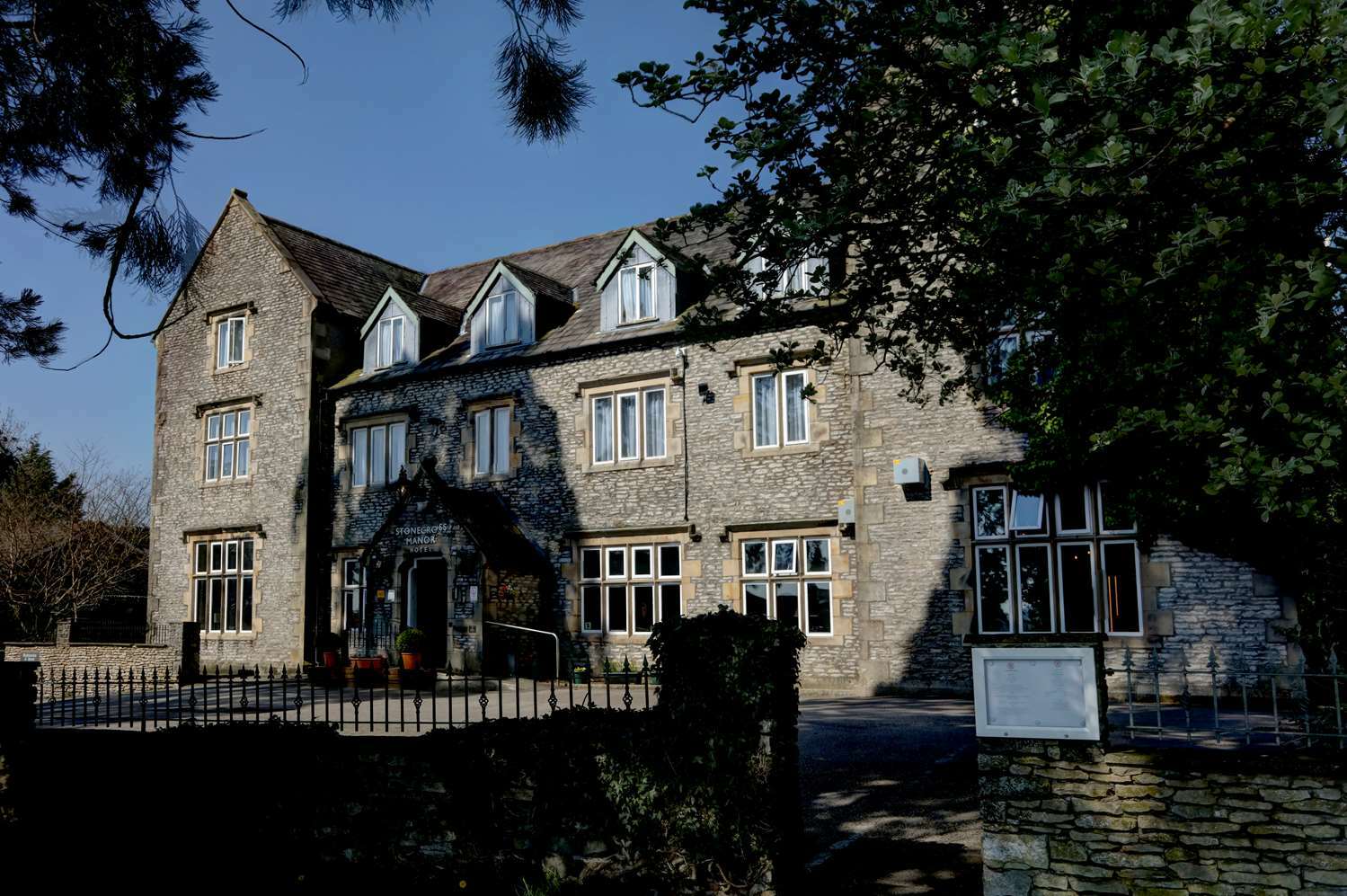 Stonecross Manor 4*